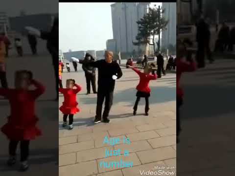 Opa tanzt zu modernen Rhytmen und die Enkel machen mit !